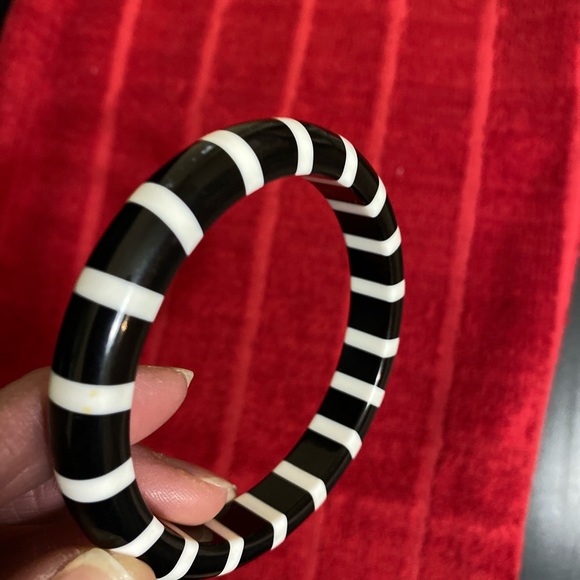 🐝 2/$10 Three lucite bracelets - Picture 4 of 8